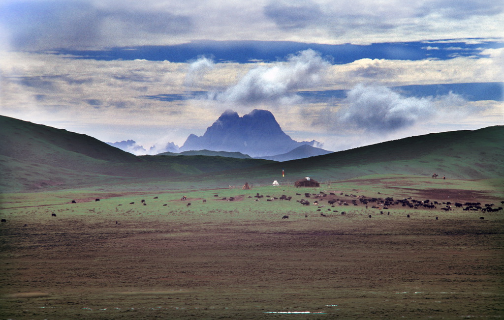 Paysage prés de Golok Ngapa, au Tibet oriental, en route vers Zhujiago, 2003